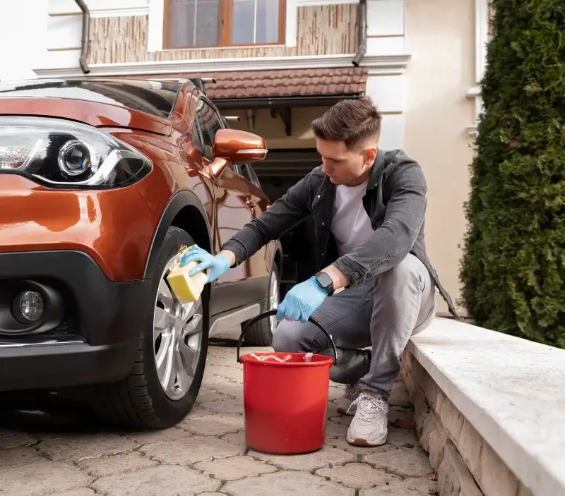 Lavage auto à domicile Bernay-Neuvy-en-Champagne : professionnel intervenant sur un véhicule